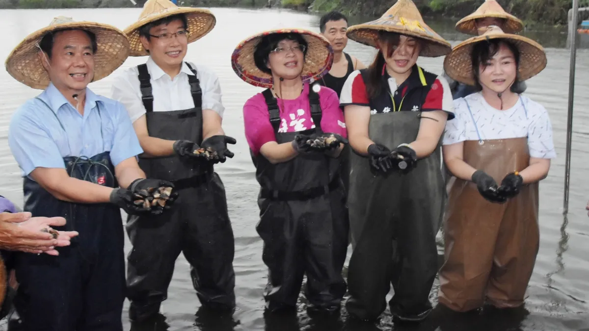 彰化縣長王惠美到芳苑鄉漢寶村哈哈漁場,王縣長當一日漁夫,體驗漁夫牽罟、摸蛤仔等活動。(圖/彰化縣政府提供)
