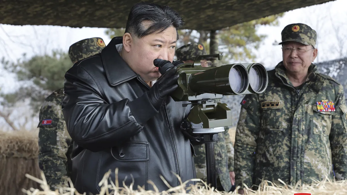 2024年3月7日,北韓領導人金正恩正在監看火砲射擊演習。(美聯社)