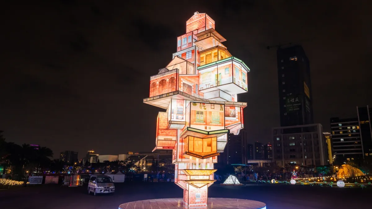 城市聚光燈燈區最大型的作品《家》高達9公尺,由不同族群建築特色共構而成。(圖/桃園市政府客家局提供)