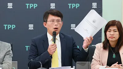 民眾黨立法院黨團總召黃國昌19日出席「堅持年改,交付審查」記者會,強調黨團絕非反對年改。(民眾黨團提供)