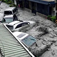 せき止め湖は地震や土石流、崩落によって河道に形成される天然のダムで、一時的に洪水をせき止める役割を果たす。しかし決壊すれば大量の泥水が一気に放出され、甚大な破壊力を伴う。今回の馬太鞍渓せき止め湖は大型ダムに匹敵する規模であり、決壊後の水量と流速は住民の想定をはるかに超えるものだった。(画像/爆料公社公開版より) せき止め湖は地震や土石流、崩落によって河道に形成される天然のダムで、一時的に洪水をせき止める役割を果たす。しかし決壊すれば大量の泥水が一気に放出され、甚大な破壊力を伴う。今回の馬太鞍渓せき止め湖は大型ダムに匹敵する規模であり、決壊後の水量と流速は住民の想定をはるかに超えるものだった。(画像/爆料公社公開版より)