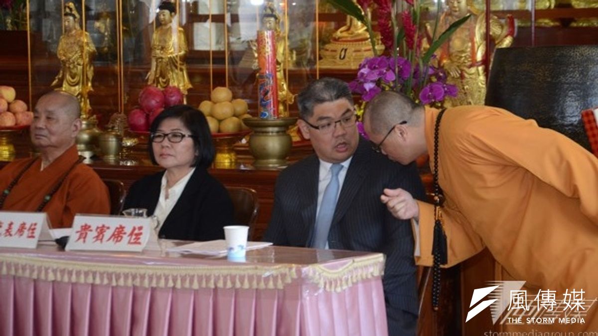 國民黨台北市長參選人連勝文7日出席台北市佛教協會第2次大會,獲得台北市佛教會理事長界雲法師力挺。(宋小海攝) 國民黨台北市長參選人連勝文7日出席台北市佛教協會第2次大會,獲得台北市佛教會理事長界雲法師力挺。(宋小海攝)