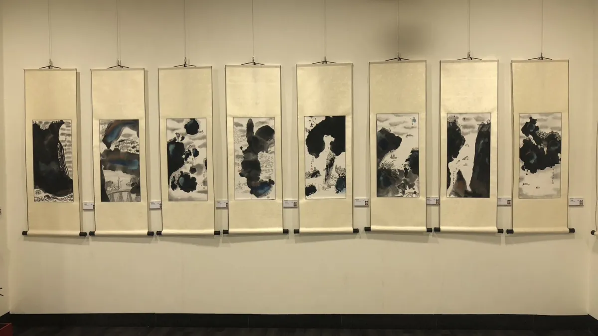 展覽以「新星相映」為主題,旨在展現各校學子在藝術學涯中的閃耀亮眼,透過多元的藝術媒材運用,創作出豐富多樣的作品。(圖/新北市政府文化局)