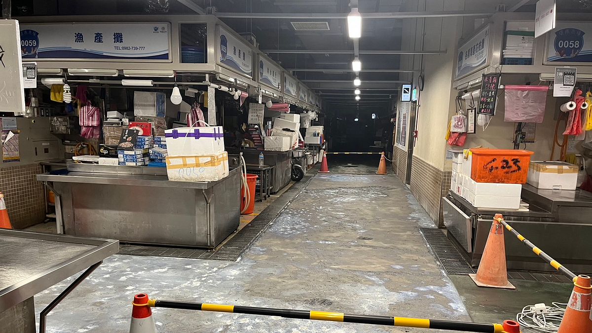 北市環南市場進行地坪破損改善工程, 以提供攤商及民眾更安全及舒適的購物環境 。(圖/臺北市政府大地處提供) 北市環南市場進行地坪破損改善工程, 以提供攤商及民眾更安全及舒適的購物環境 。(圖/臺北市政府大地處提供)