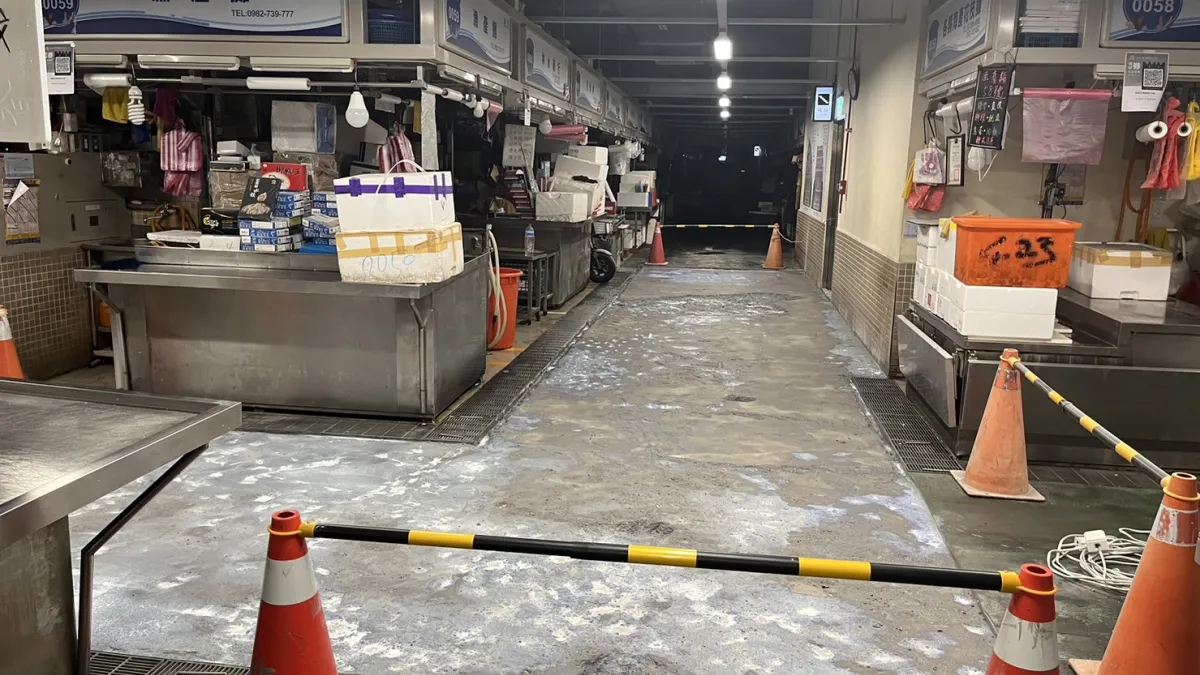 北市環南市場進行地坪破損改善工程, 以提供攤商及民眾更安全及舒適的購物環境 。(圖/臺北市政府大地處提供)