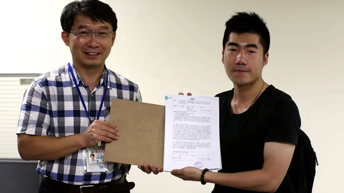 中國文化大學大眾傳播學系的學生組成的「Just Love小組」,在城市中為關愛之家的場地問題發起連署簽名活動,收集的簽名在6月8日遞交至台北市社會局,由社會局兒童及少年福利科專員石守正(左)代為接收。(中國文化大學大眾傳播學系Just Love小組提供)
