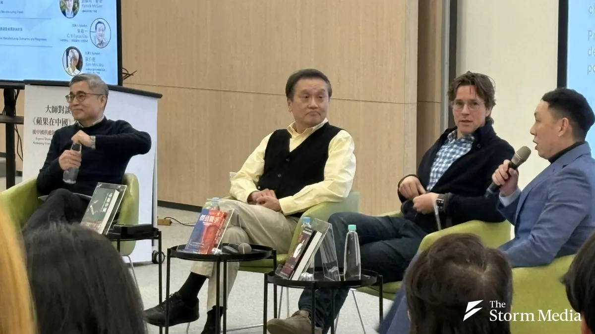 The Center for Democracy, Science and Technology (DSET) partnered with Business Weekly to host an 'Apple in China' dialogue on the evening of February 9 in Taipei. Second from right is the book's author Mitch. (Photo by Du Zongxi)