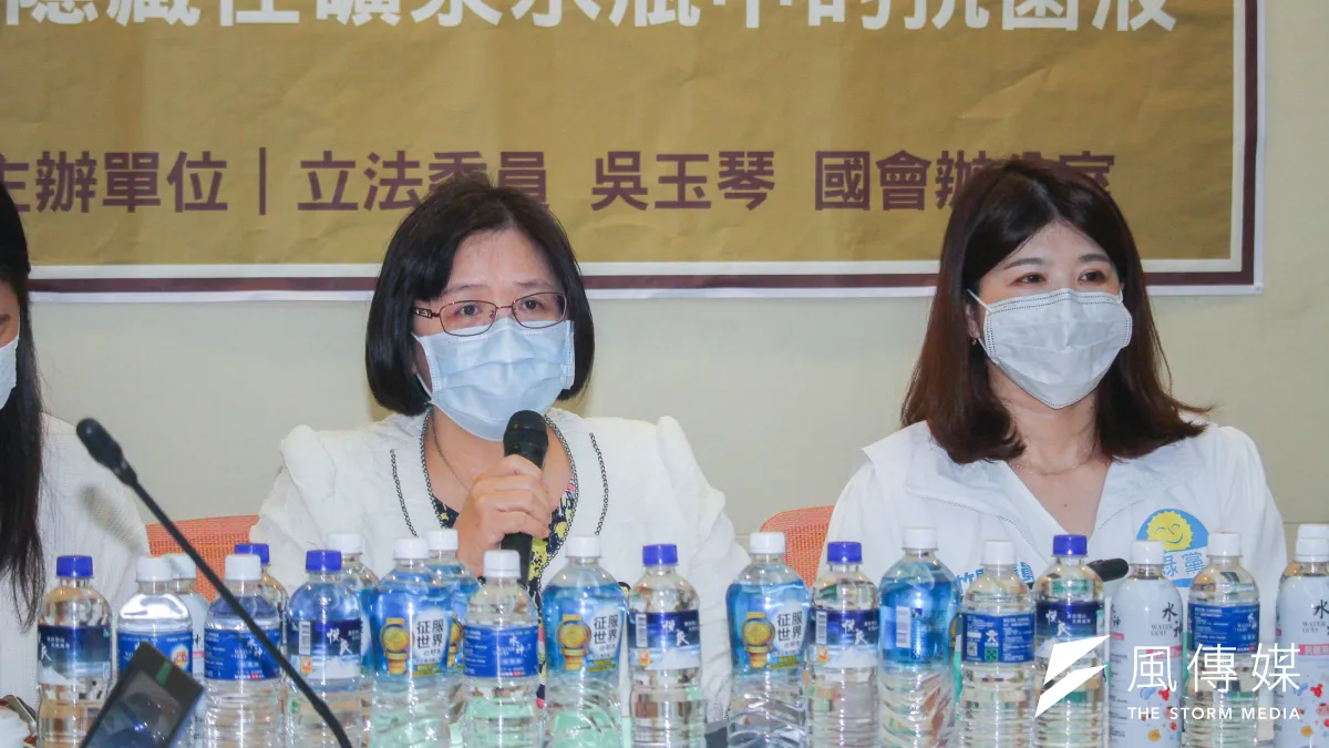 20200429-民進黨立委吳玉琴(左)召開「水神,只能用來擦窗戶,千萬不要喝下肚,隱藏在礦泉水瓶中的抗菌液」記者會,右為新竹縣議員余筱菁。(蔡親傑攝)