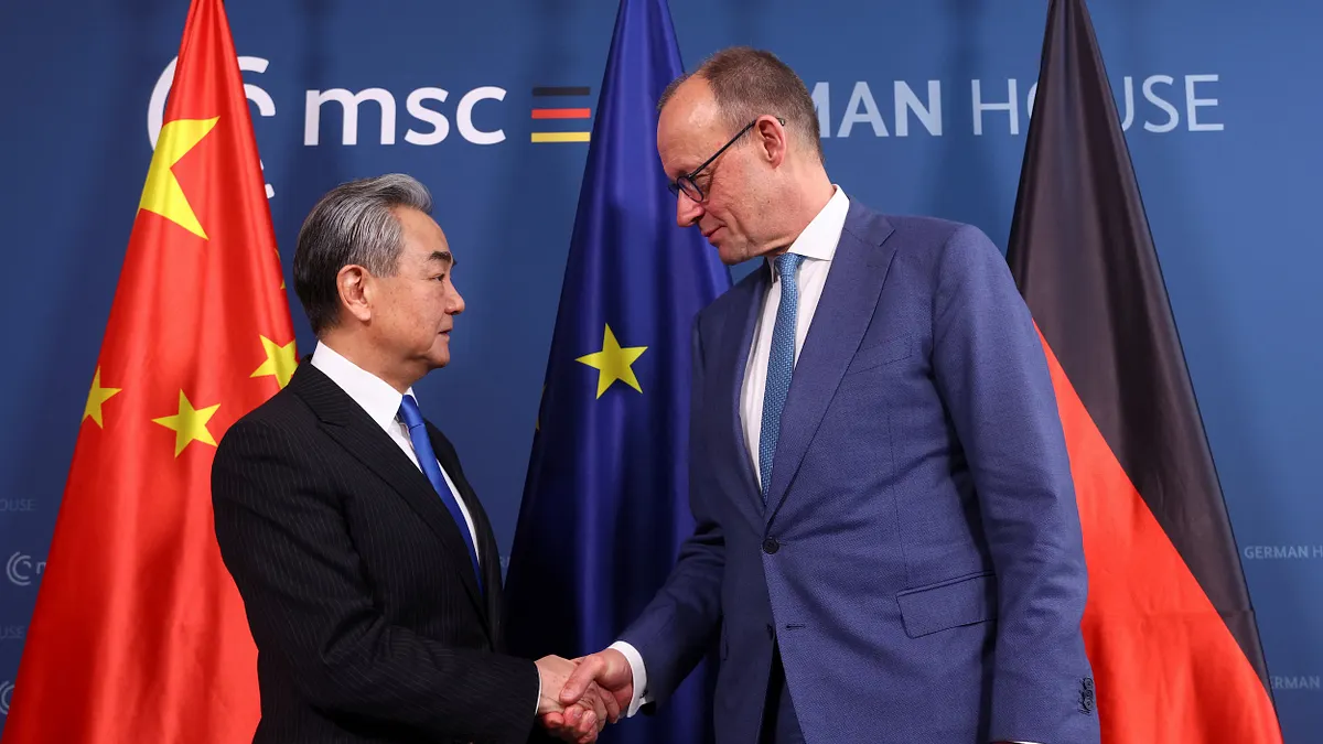 2026年2月14日,德國總理梅爾茨在慕尼黑安全會議會見中國外交部長王毅。(美聯社)