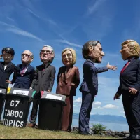 2026年6月14日,法國埃維昂萊班,樂施會製作了七國集團領導人頭套。(美聯社) 2026年6月14日,法國埃維昂萊班,樂施會製作了七國集團領導人頭套。(美聯社)