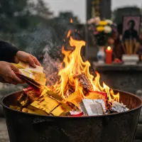 參加台灣傳統喪禮時,常會看到家屬準備一疊疊、甚至一箱箱以白紙包起來的「庫錢」,最後再集中焚化。(示意圖/ChatGPT生成圖片) 參加台灣傳統喪禮時,常會看到家屬準備一疊疊、甚至一箱箱以白紙包起來的「庫錢」,最後再集中焚化。(示意圖/ChatGPT生成圖片)