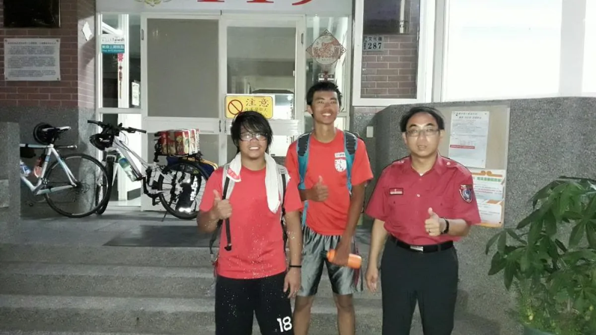 馬來西亞僑生環島行 消防隊化身鐵馬驛站協助盥洗