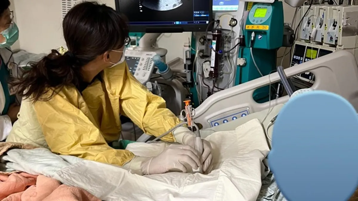 黃俊德醫師將姪子從死亡率高達70%以上的肝衰竭中救回。(圖/翻攝自黃俊德醫師FB) 黃俊德醫師將姪子從死亡率高達70%以上的肝衰竭中救回。(圖/翻攝自黃俊德醫師FB)