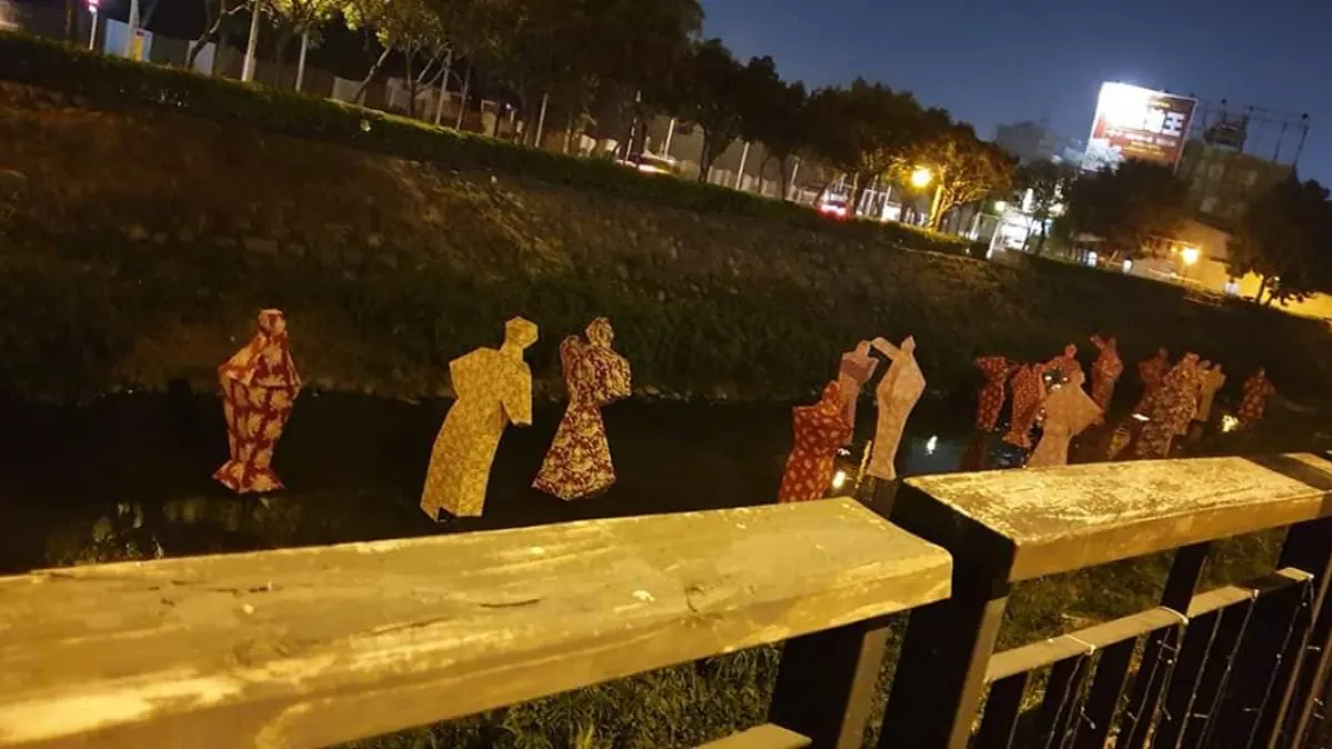 屏東綵燈節原預計1月25日在萬年溪點燈,不過昨(3)日下午在測試50組燈的其中一組時,被網友拍下燈飾並po上社群媒體,引起熱議。有網友認為,像是紙紮人,甚至有中元節的氣氛。(屏東人新聞)