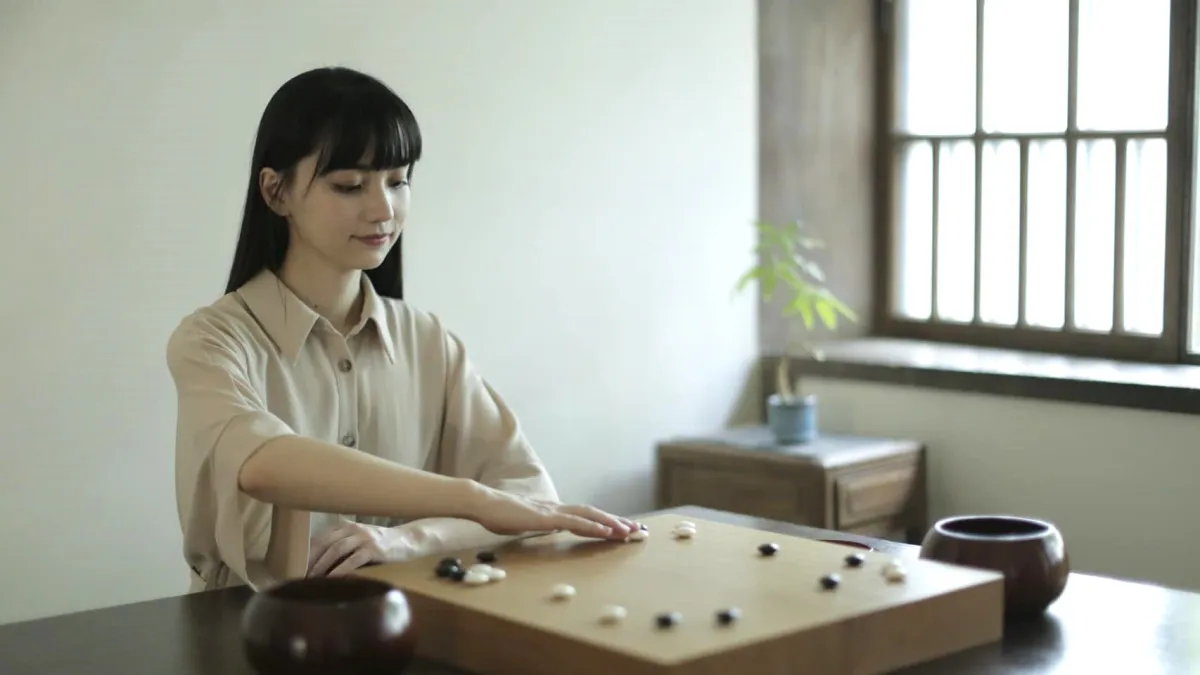 黑嘉嘉與同齡孩子走上截然不同的人生路,她受訪時,表達對父母寬容、適性發展的教養由衷感謝。(圖片來源:104人力銀行)