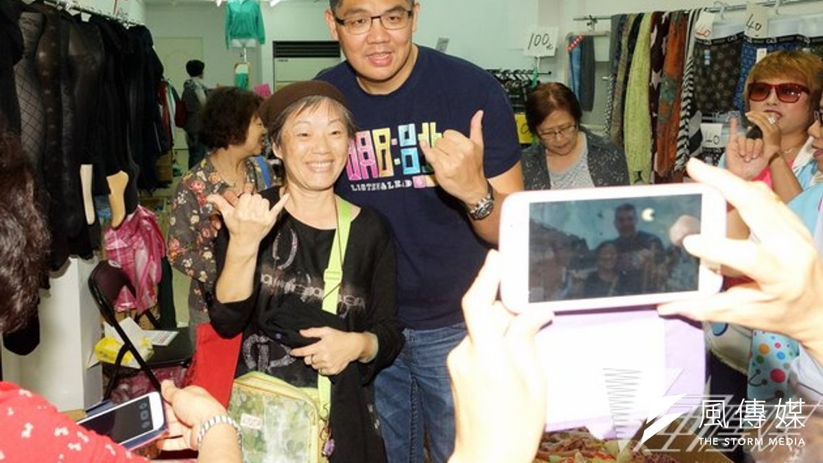 國民黨台北市長候選人連勝文11日到城中市場掃街。(蘇仲泓攝) 國民黨台北市長候選人連勝文11日到城中市場掃街。(蘇仲泓攝)