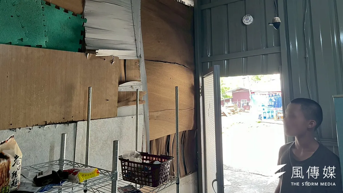 「中國信託點燃生命之火」協助案例,父子住山邊破舊貨櫃屋,冬天難忍寒風刺骨。(中國信託慈善基金會提供)