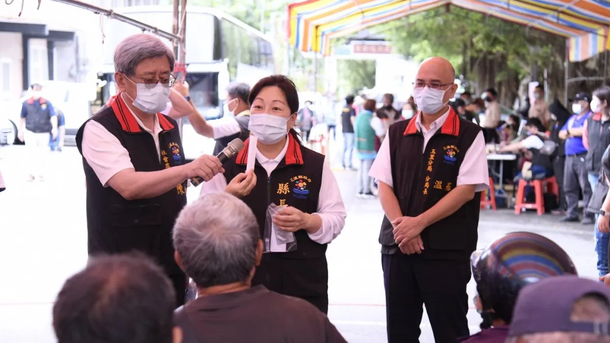 花蓮縣府發放生活物資,縣長徐榛蔚前往關切。(圖/花蓮縣政府社會處提供)