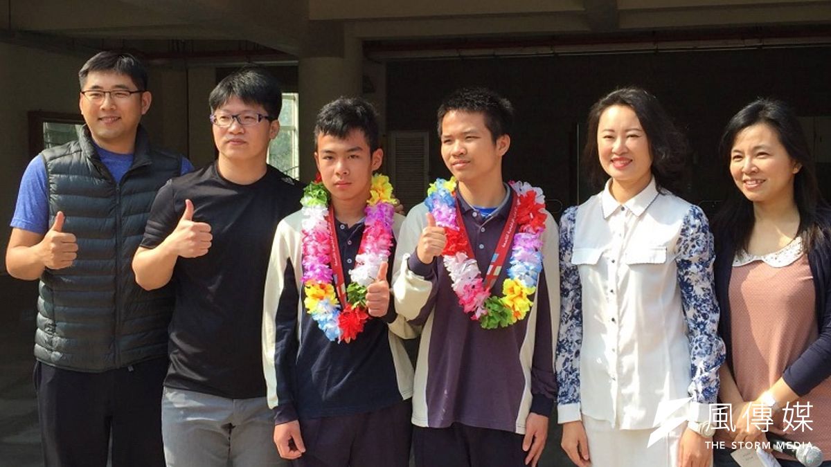 國立苗栗特殊教育學校學生陳清諒(右3)、陳冠銘(左3)代表台灣參加「2018中東北非區特奧運動會」,在男子羽球單打項目拿下1銀1銅佳績,兩人27日返校,獲得英雄式熱烈歡迎。(圖取自苗栗特教學校臉書) 國立苗栗特殊教育學校學生陳清諒(右3)、陳冠銘(左3)代表台灣參加「2018中東北非區特奧運動會」,在男子羽球單打項目拿下1銀1銅佳績,兩人27日返校,獲得英雄式熱烈歡迎。(圖取自苗栗特教學校臉書)