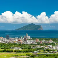 根據 2025 年 1 至 11 月景點觀光人潮統計數據,宜蘭去年的人氣王不是傳統熱點,而是能遠眺龜山島、坐擁絕美海景的「大里外澳遊憩區」。(圖/取自unsplash) 根據 2025 年 1 至 11 月景點觀光人潮統計數據,宜蘭去年的人氣王不是傳統熱點,而是能遠眺龜山島、坐擁絕美海景的「大里外澳遊憩區」。(圖/取自unsplash)