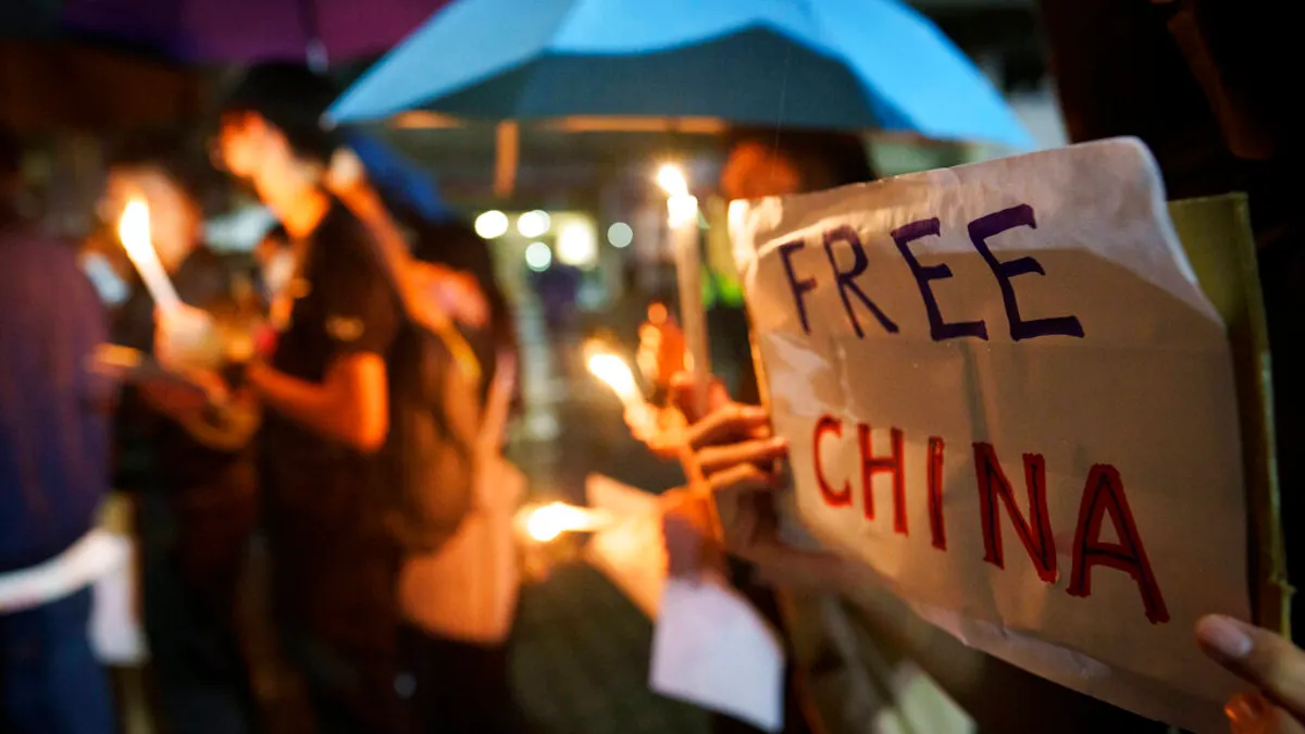 2022年11月29日,聲援中國「白紙革命」的馬來西亞學生在吉隆坡街頭高舉「Free China」標語。(美聯社)