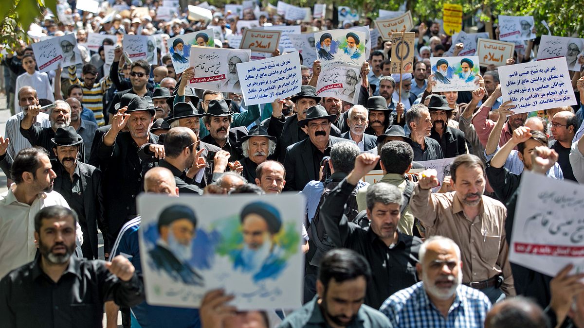 伊朗民眾抗議沙烏地監督不周,造成朝覲踩踏悲劇。(美聯社) 伊朗民眾抗議沙烏地監督不周,造成朝覲踩踏悲劇。(美聯社)