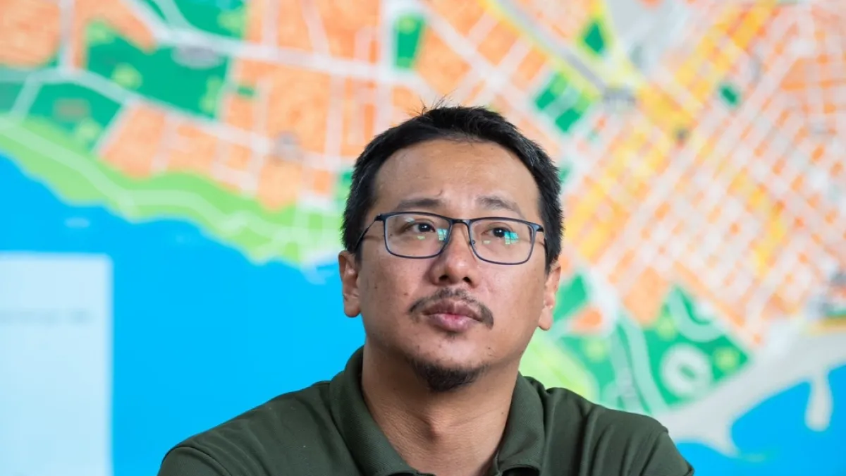 測試認為國軍抗彈板有問題的民進黨新北市議員林秉宥,長期關注國防議題。(取自林秉宥臉書)