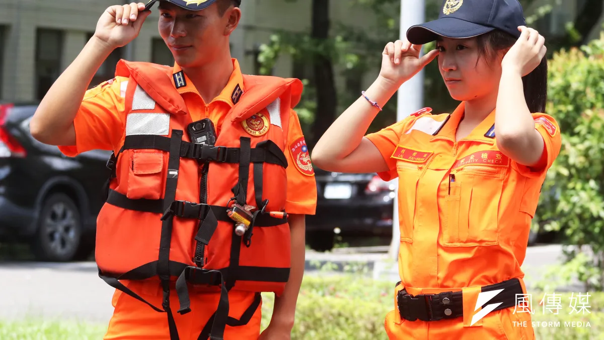 全國海巡單位從今(1)日起開始換穿新式安檢勤務服。(蘇仲泓攝)