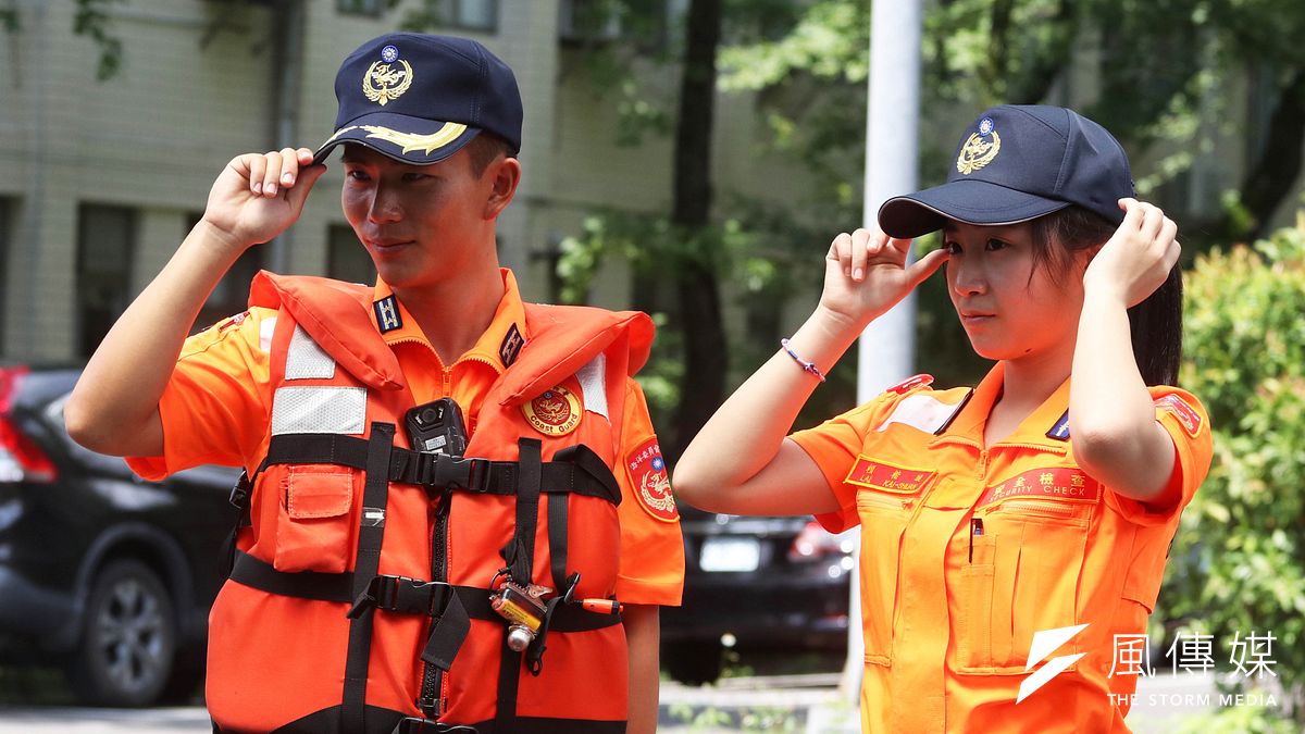 全國海巡單位從今(1)日起開始換穿新式安檢勤務服。(蘇仲泓攝) 全國海巡單位從今(1)日起開始換穿新式安檢勤務服。(蘇仲泓攝)