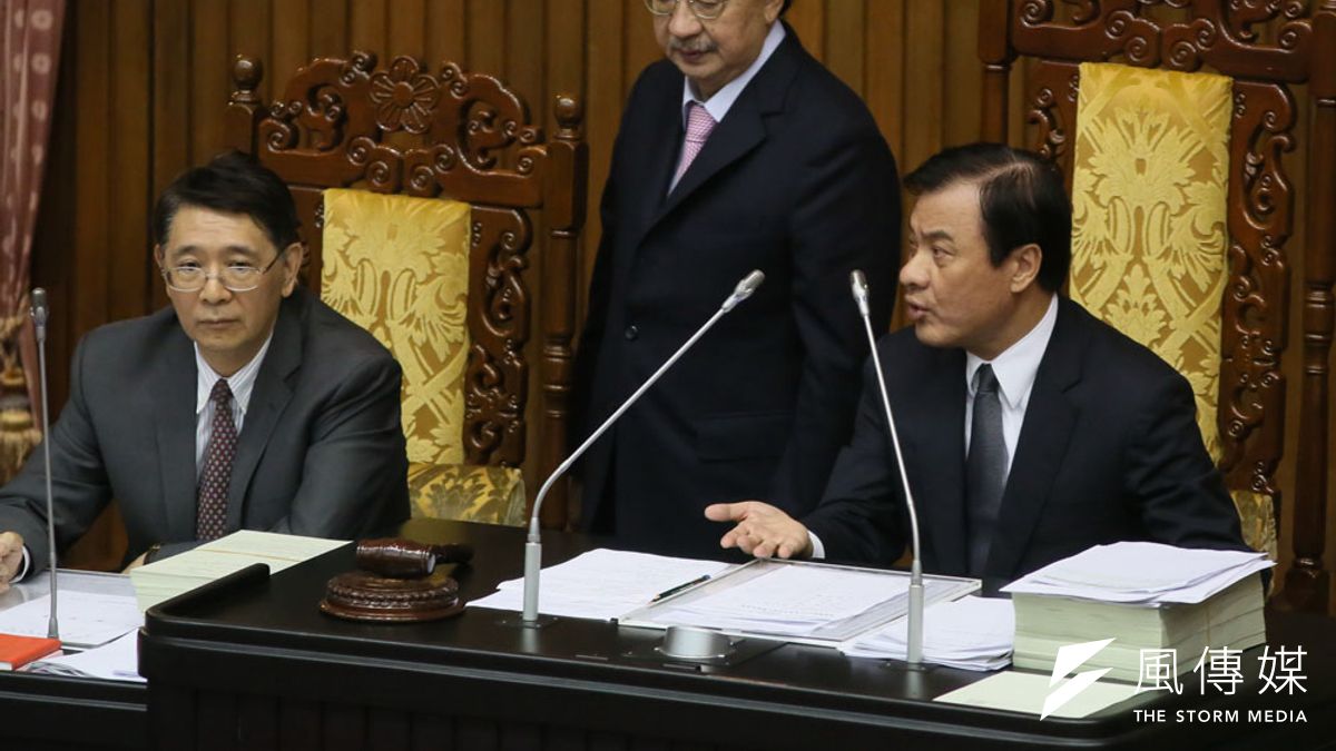 柯建銘(中)蘇嘉全(右)可能在不分區綠委名單一進一出。(柯承惠攝) 柯建銘(中)蘇嘉全(右)可能在不分區綠委名單一進一出。(柯承惠攝)