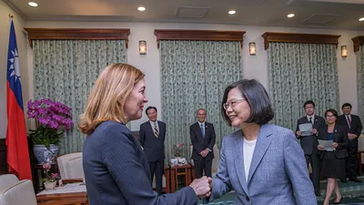 蔡英文總統13日下午接見美國國務院教育暨文化事務助卿羅伊斯(Marie Royce,左)。(取自總統府)