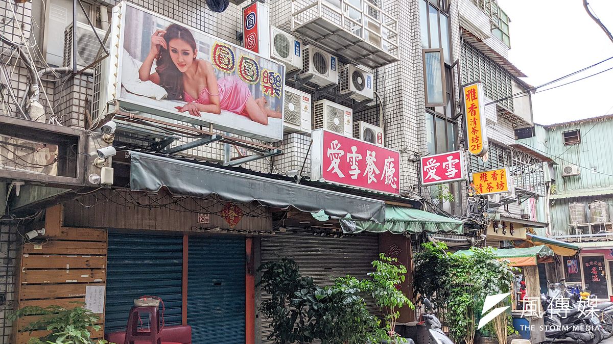 「我們萬華的『長輩客』很多是孤苦的,他們不見得沒有兒女,但很常自己一個人在家、會孤單…」當萬華茶室遭指第一「防疫破口」、媒體狂獵「萬華阿公玩很大」的同時,年近60的茶室老闆娘道出不為人知「人與人的連結」背後的孤獨老人哀歌。(顏麟宇攝) 「我們萬華的『長輩客』很多是孤苦的,他們不見得沒有兒女,但很常自己一個人在家、會孤單…」當萬華茶室遭指第一「防疫破口」、媒體狂獵「萬華阿公玩很大」的同時,年近60的茶室老闆娘道出不為人知「人與人的連結」背後的孤獨老人哀歌。(顏麟宇攝)