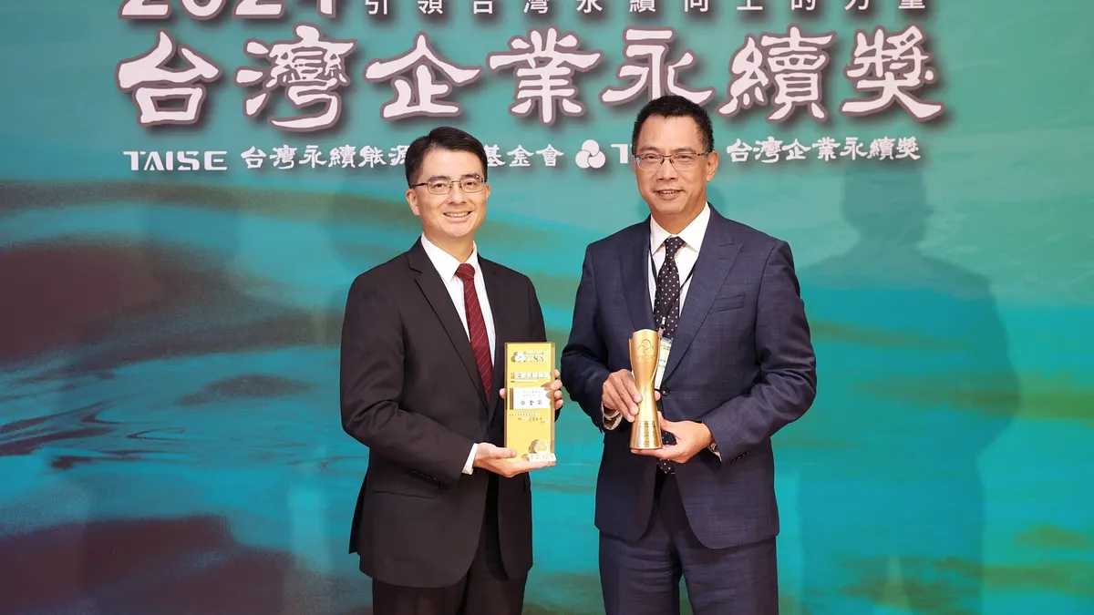 南山人壽獲頒本屆「台灣100大永續典範企業獎」及「永續報告獎金融及保險業-第一類白金級」兩大獎肯定。(圖片提供:南山人壽) 南山人壽獲頒本屆「台灣100大永續典範企業獎」及「永續報告獎金融及保險業-第一類白金級」兩大獎肯定。(圖片提供:南山人壽)