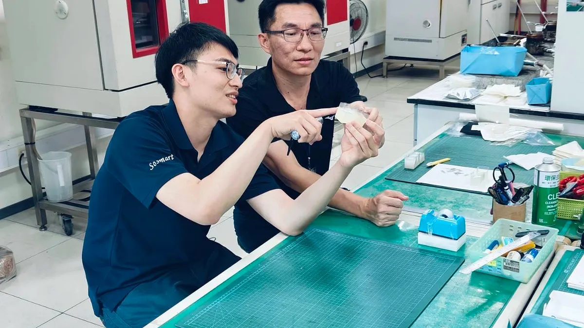 呂博淵透過高分署「青年就業旗艦計畫」,成功投身環保產品研發,在職場中脫穎而出。(圖/勞動力發展署高屏澎東分署提供) 呂博淵透過高分署「青年就業旗艦計畫」,成功投身環保產品研發,在職場中脫穎而出。(圖/勞動力發展署高屏澎東分署提供)