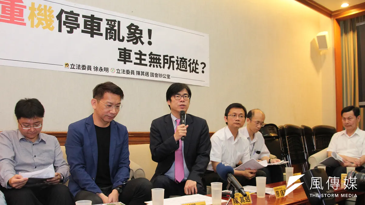 立委徐永明曾主辦「重機停車亂象!車主無所適從?」記者會,北市府宣布將開始試辦大型重機專用停車位。(資料照,王德為攝) 立委徐永明曾主辦「重機停車亂象!車主無所適從?」記者會,北市府宣布將開始試辦大型重機專用停車位。(資料照,王德為攝)