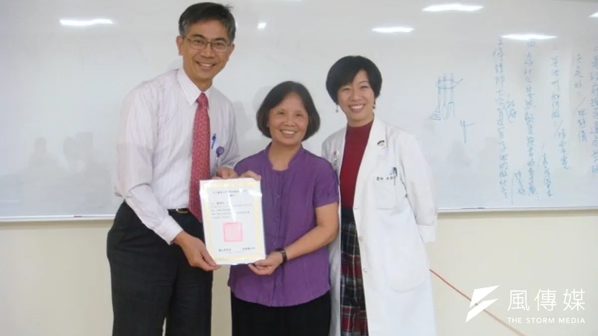 中山醫大婦產科醫師林靜儀(右)不滿江揆下令驅逐學生,辭去行政院性平會委員。(取自中山醫大官網)