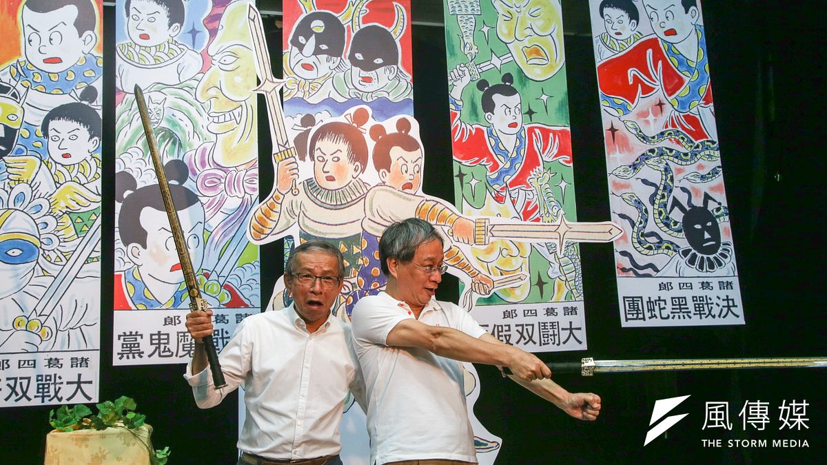 國民黨台北市長候選人丁守中日前於臉書上稱台北市長柯文哲競選總幹事小野以及導演吳念真為民進黨文化門神,小野(右)出面回應時激動落淚,吳念真(左)不捨表示,「他今天真的生氣了」。(資料照,陳明仁攝) 國民黨台北市長候選人丁守中日前於臉書上稱台北市長柯文哲競選總幹事小野以及導演吳念真為民進黨文化門神,小野(右)出面回應時激動落淚,吳念真(左)不捨表示,「他今天真的生氣了」。(資料照,陳明仁攝)