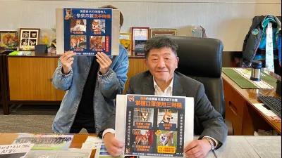 衛福部長陳時中(右)6日再度透過衛福部臉書向網友表達感謝,並露出久違的笑容。(取自衛福部臉書)