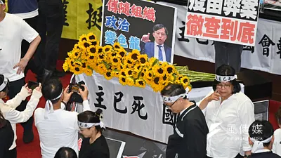 民進黨難忘「衝組」滋味,應該讓藍白當總統,才能衝得理直氣壯。圖為民進黨立委將象徵太陽花的向日葵放在發言台上,並擺上民眾黨立委黃國昌的標語牌。(陳昱凱攝)