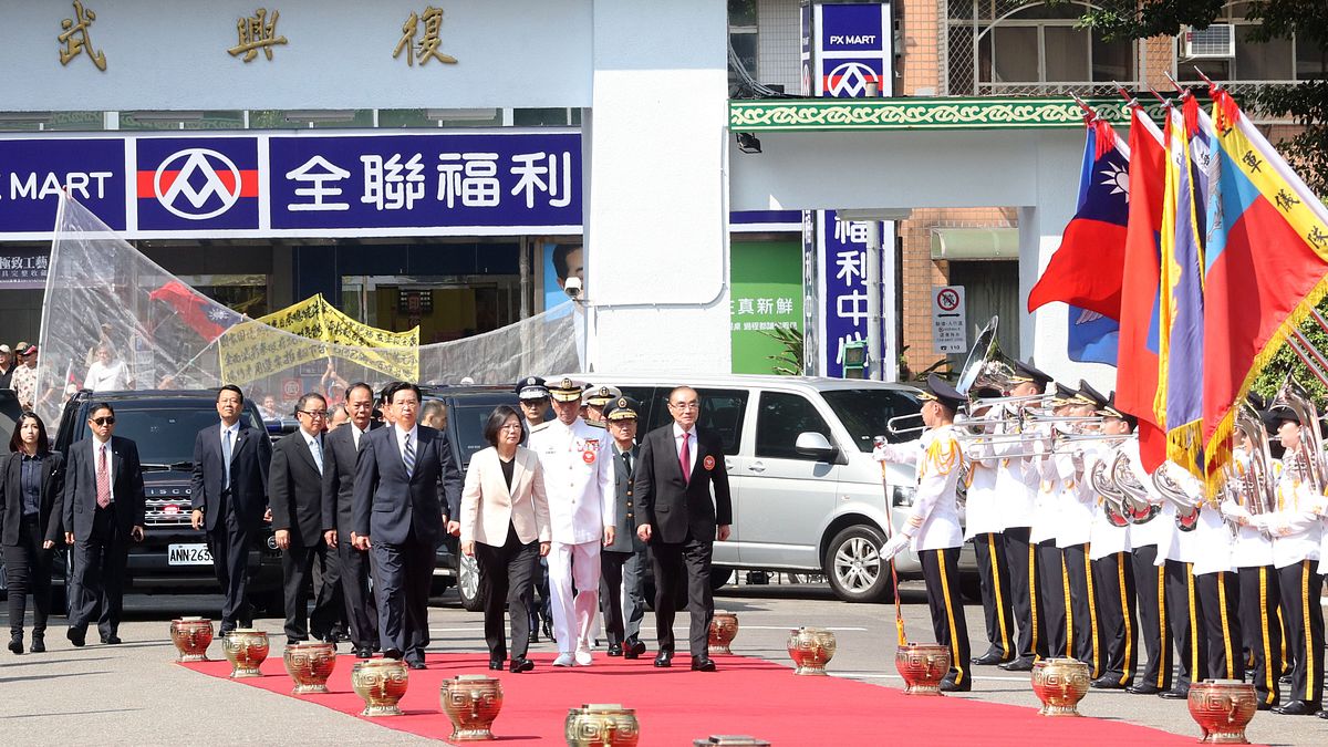 總統蔡英文出席三軍六校聯合畢典,再掀風波。圖為去年三軍六校畢典在北投國防大學復興崗校區登場,蔡英文(米色外套者)準備走紅毯,可見到警方架設攔截網。(蘇仲泓攝) 總統蔡英文出席三軍六校聯合畢典,再掀風波。圖為去年三軍六校畢典在北投國防大學復興崗校區登場,蔡英文(米色外套者)準備走紅毯,可見到警方架設攔截網。(蘇仲泓攝)