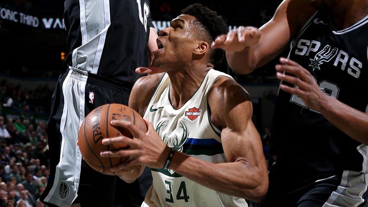 公鹿「字母哥」安特托昆波傷癒復出,幫助球隊擊敗馬刺。(美聯社) 公鹿「字母哥」安特托昆波傷癒復出,幫助球隊擊敗馬刺。(美聯社)