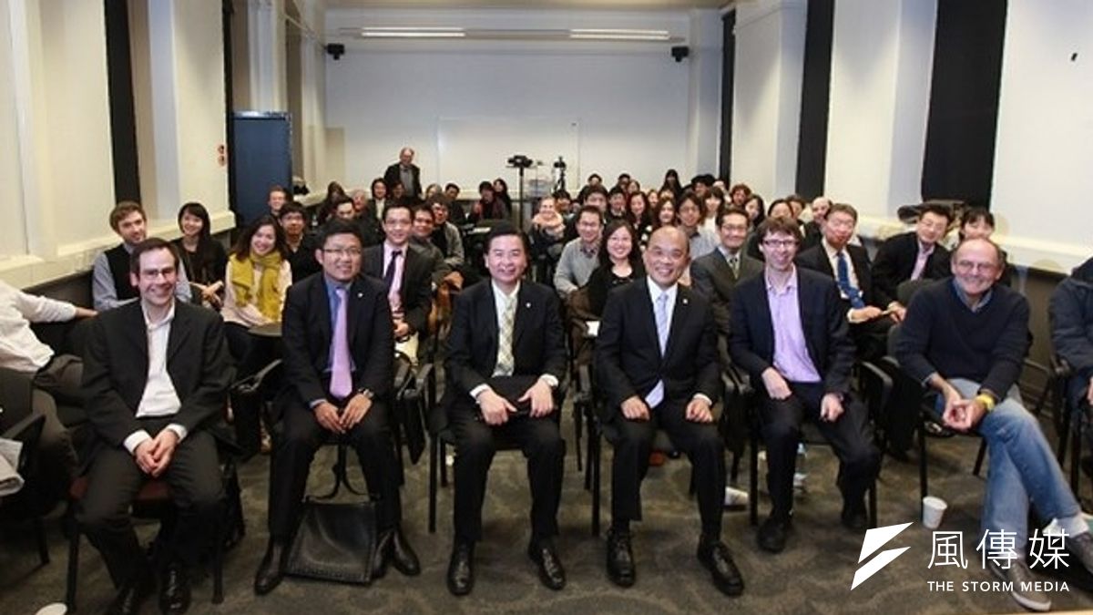 蘇貞昌:台灣有自己的軍隊、選自己的國會議員和總統,確實已是獨立國家。圖為蘇貞昌在亞非學院演講後與來賓合影。(民進黨中央提供) 蘇貞昌:台灣有自己的軍隊、選自己的國會議員和總統,確實已是獨立國家。圖為蘇貞昌在亞非學院演講後與來賓合影。(民進黨中央提供)