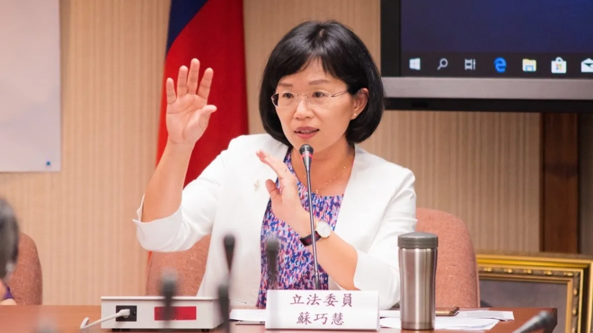 針對行政院長蘇貞昌日前因過度勞累引發病毒感染,國民黨副總統候選人張善政27日嘲諷「老天有眼,會讓他再住回醫院」。對此,蘇貞昌女兒、立委蘇巧慧(見圖)表示,張善政發言已超過社會底線。(資料照,蘇巧慧辦公室提供)