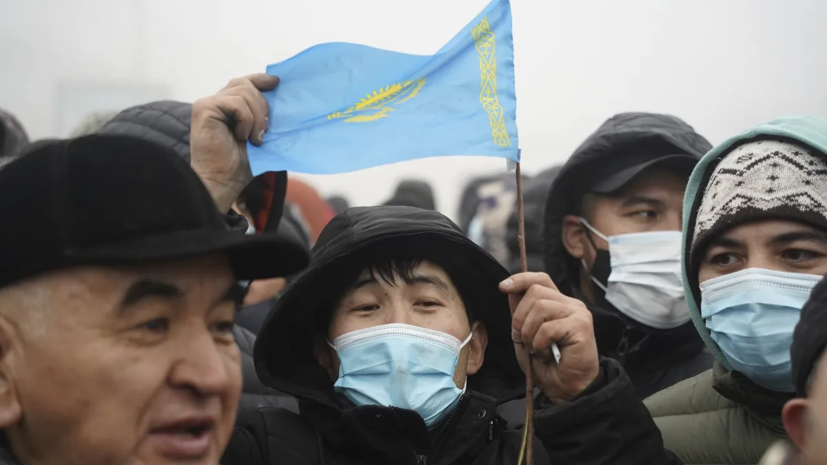 2022年1月5日,哈薩克阿拉木圖的示威者拿著國旗(美聯社)