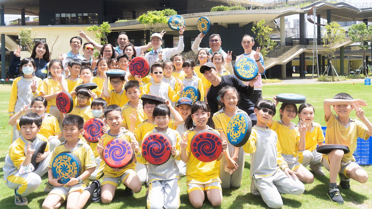 竹市代理市長邱臣遠視察已竣工的「關埔國小三期景觀及現有工地防護工程」,該工程不僅讓校園煥然一新,更完善周邊社區人行空間。(圖/新竹市政府提供) 竹市代理市長邱臣遠視察已竣工的「關埔國小三期景觀及現有工地防護工程」,該工程不僅讓校園煥然一新,更完善周邊社區人行空間。(圖/新竹市政府提供)