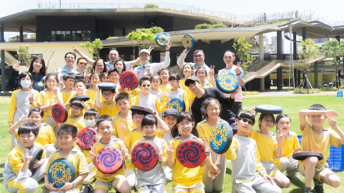 竹市代理市長邱臣遠視察已竣工的「關埔國小三期景觀及現有工地防護工程」,該工程不僅讓校園煥然一新,更完善周邊社區人行空間。(圖/新竹市政府提供)