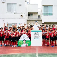 ファミリーマートは「スマイルおむすびプロジェクト」の一環として、東京三育小学校サッカー部におむすびを贈呈し、大谷翔平選手からのサプライズメッセージを届けた。(画像/株式会社ファミリーマート提供) ファミリーマートは「スマイルおむすびプロジェクト」の一環として、東京三育小学校サッカー部におむすびを贈呈し、大谷翔平選手からのサプライズメッセージを届けた。(画像/株式会社ファミリーマート提供)
