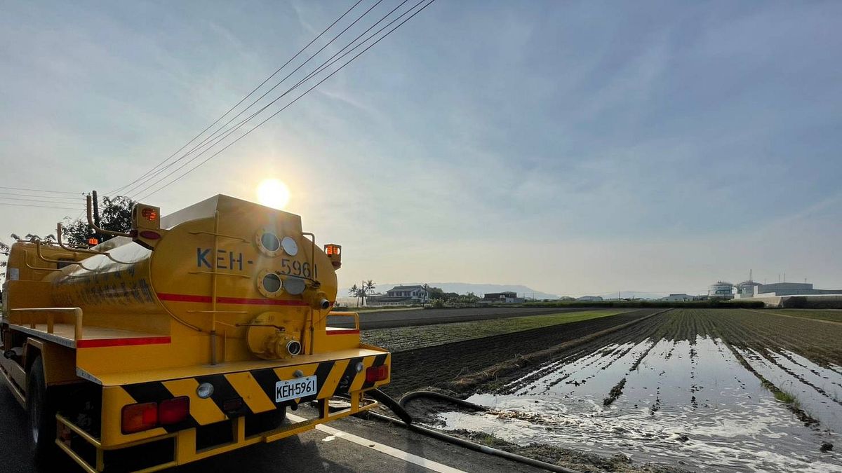 高市環保局輔導畜牧場沼液農地施灌作業。(圖/高市環保局提供) 高市環保局輔導畜牧場沼液農地施灌作業。(圖/高市環保局提供)
