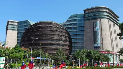 全台大型購物中心遍地開花,包括台北京華城(見圖)、台北微風、新竹風城、台南仁德嘉年華等。(資料照,取自維基百科,Peellden攝/CC BY 3.0)