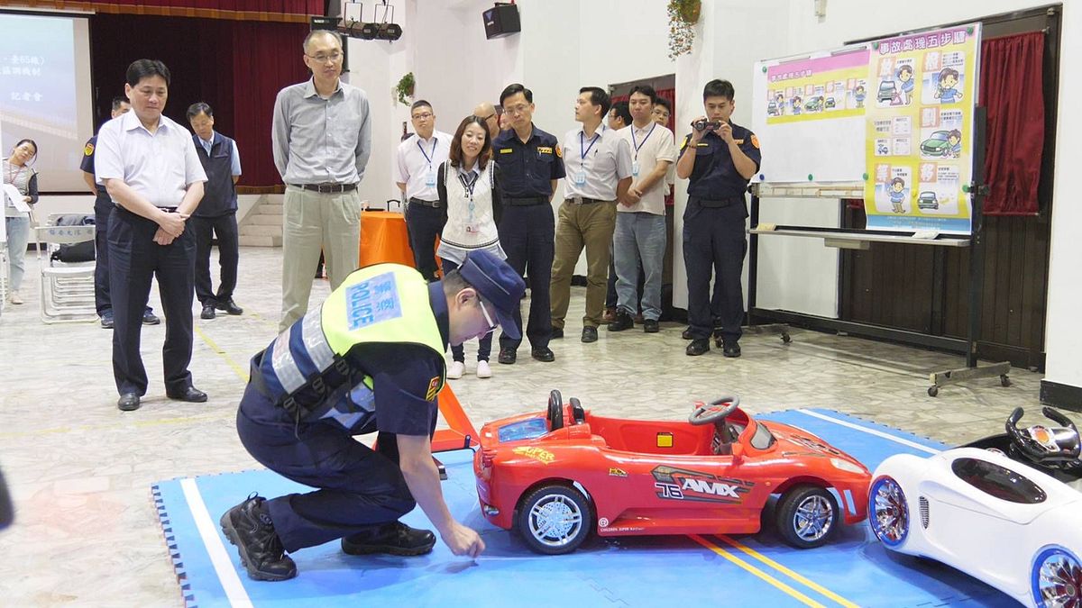 新北警表示,有鑑於臺64線及臺65線快速道路常因發生交通事故造成塞車,影響行車順暢甚鉅,故訂定「交通敏感路段(臺64線、臺65線)跨區支援協調機制」,加速員警到場,及早排除事故車輛,減少壅塞程度。 (圖/新北市警察局提供) 新北警表示,有鑑於臺64線及臺65線快速道路常因發生交通事故造成塞車,影響行車順暢甚鉅,故訂定「交通敏感路段(臺64線、臺65線)跨區支援協調機制」,加速員警到場,及早排除事故車輛,減少壅塞程度。 (圖/新北市警察局提供)